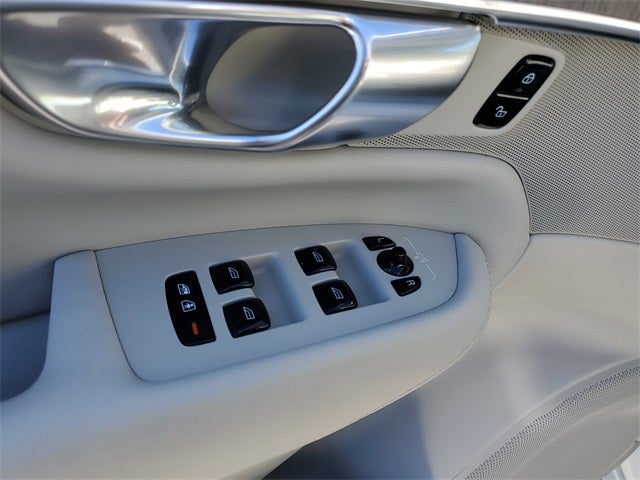 2023 Volvo XC90 B5 Plus