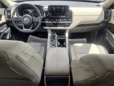 2024 Nissan Pathfinder SL