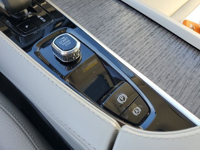 2023 Volvo XC90 B5 Plus